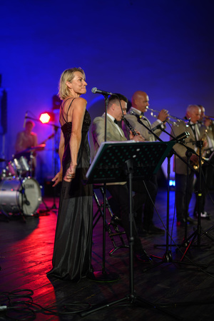 Starówka Jazz Festival – Enerjazzer / Slavia Dixieland Band - Koncert jazzowy w Amfiteatrze w Tarnowie – widok na scenę i zgromadzoną publiczność.