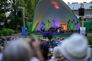 Starówka Jazz Festival – Enerjazzer / Slavia Dixieland Band - Koncert jazzowy w Amfiteatrze w Tarnowie – widok na scenę i zgromadzoną publiczność.