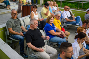 Starówka Jazz Festival – Enerjazzer / Slavia Dixieland Band - Koncert jazzowy w Amfiteatrze w Tarnowie – widok na scenę i zgromadzoną publiczność.