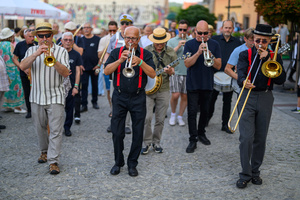 Starówka Jazz Festival – Enerjazzer / Slavia Dixieland Band - Muzycy jazzowi grający na instrumentach podczas radosnego marszu z Rynku do Amfiteatru w Tarnowie w otoczeniu mieszkańców.