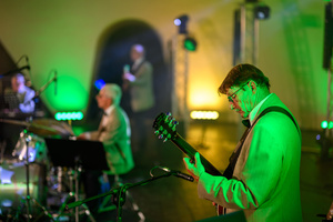 Starówka Jazz Festival – Enerjazzer / Slavia Dixieland Band - Koncert jazzowy w Amfiteatrze w Tarnowie – widok na scenę i zgromadzoną publiczność.