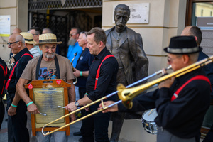 Starówka Jazz Festival – Enerjazzer / Slavia Dixieland Band - Muzycy jazzowi grający na instrumentach podczas radosnego marszu z Rynku do Amfiteatru w Tarnowie w otoczeniu mieszkańców.