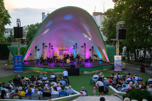 Starówka Jazz Festival – Enerjazzer / Slavia Dixieland Band - Koncert jazzowy w Amfiteatrze w Tarnowie – widok na scenę i zgromadzoną publiczność.