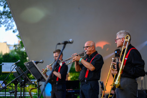 Starówka Jazz Festival – Enerjazzer / Slavia Dixieland Band - Koncert jazzowy w Amfiteatrze w Tarnowie – widok na scenę i zgromadzoną publiczność.