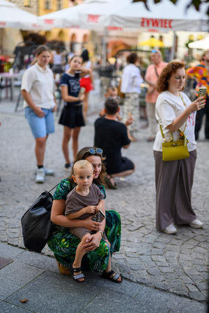 Starówka Jazz Festival – Enerjazzer / Slavia Dixieland Band - Muzycy jazzowi grający na instrumentach podczas radosnego marszu z Rynku do Amfiteatru w Tarnowie w otoczeniu mieszkańców.