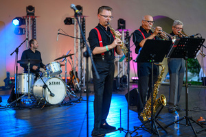 Starówka Jazz Festival – Enerjazzer / Slavia Dixieland Band - Koncert jazzowy w Amfiteatrze w Tarnowie – widok na scenę i zgromadzoną publiczność.