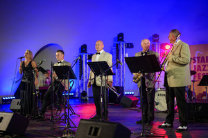 Starówka Jazz Festival – Enerjazzer / Slavia Dixieland Band - Koncert jazzowy w Amfiteatrze w Tarnowie – widok na scenę i zgromadzoną publiczność.