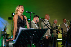 Starówka Jazz Festival – Enerjazzer / Slavia Dixieland Band - Koncert jazzowy w Amfiteatrze w Tarnowie – widok na scenę i zgromadzoną publiczność.