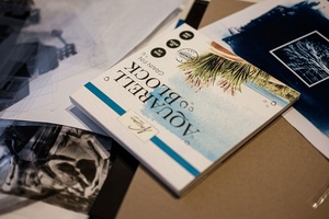 Warsztaty fotograficzne: Brąz van Dyke - Blok papieru do odbitek na stole warsztatowym.