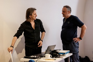 Warsztaty fotograficzne: Brąz van Dyke - Andrzej Grudzień w rozmowie z jednym z uczestników.