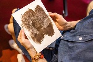 Warsztaty fotograficzne: Brąz van Dyke - Oglądanie przykładowych fotografii, w trakcie wstępu teoretycznego, wykonanych w technice brąz van Dyke.