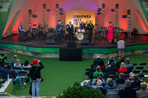 Starówka Jazz Festival – Old Boys Band / Big Band Bochnia - Koncert jazzowy w Amfiteatrze w Tarnowie – widok na scenę i zgromadzoną publiczność.