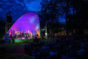 Starówka Jazz Festival – Old Boys Band / Big Band Bochnia - Koncert jazzowy w Amfiteatrze w Tarnowie – widok na scenę i zgromadzoną publiczność.