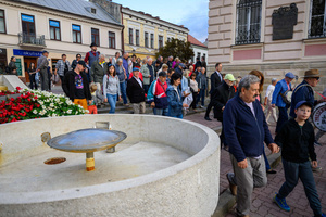 Starówka Jazz Festival – Old Boys Band / Big Band Bochnia - Muzycy jazzowi grający na instrumentach podczas radosnego marszu z Rynku do Amfiteatru w Tarnowie w otoczeniu mieszkańców.