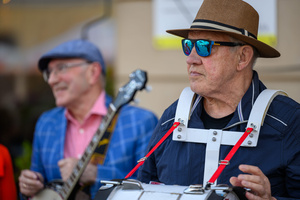 Starówka Jazz Festival – Old Boys Band / Big Band Bochnia - Muzycy jazzowi grający na instrumentach podczas radosnego marszu z Rynku do Amfiteatru w Tarnowie w otoczeniu mieszkańców.