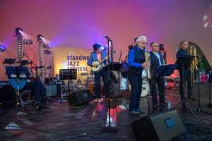 Starówka Jazz Festival – Old Boys Band / Big Band Bochnia - Koncert jazzowy w Amfiteatrze w Tarnowie – widok na scenę i zgromadzoną publiczność.