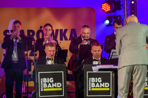 Starówka Jazz Festival – Old Boys Band / Big Band Bochnia - Koncert jazzowy w Amfiteatrze w Tarnowie – widok na scenę i zgromadzoną publiczność.