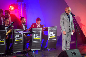 Starówka Jazz Festival – Old Boys Band / Big Band Bochnia - Koncert jazzowy w Amfiteatrze w Tarnowie – widok na scenę i zgromadzoną publiczność.