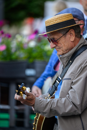 Starówka Jazz Festival – Old Boys Band / Big Band Bochnia - Muzycy jazzowi grający na instrumentach podczas radosnego marszu z Rynku do Amfiteatru w Tarnowie w otoczeniu mieszkańców.