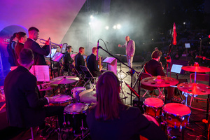 Starówka Jazz Festival – Old Boys Band / Big Band Bochnia - Koncert jazzowy w Amfiteatrze w Tarnowie – widok na scenę i zgromadzoną publiczność.
