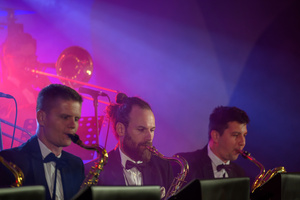 Starówka Jazz Festival – Old Boys Band / Big Band Bochnia - Koncert jazzowy w Amfiteatrze w Tarnowie – widok na scenę i zgromadzoną publiczność.