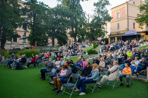Starówka Jazz Festival – Old Boys Band / Big Band Bochnia - Koncert jazzowy w Amfiteatrze w Tarnowie – widok na scenę i zgromadzoną publiczność.