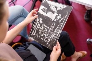Warsztaty fotograficzne: Guma dwuchromianowa - Oglądanie przykładowych prac w technice gumy.
