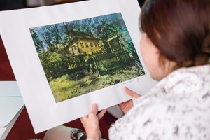 Warsztaty fotograficzne: Guma dwuchromianowa - Oglądanie przykładowych prac w technice gumy.