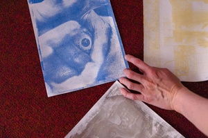 Warsztaty fotograficzne: Guma dwuchromianowa - Fragmenty trzech prac wykonanych w technice gumy dwuchromianowej, w różnych kolorach.