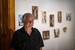 Wystawa: Alchemia obrazu - Marek Kalafarski, który prowadził warsztaty gumy dwuchromianowej.