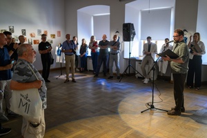 Wystawa: Alchemia obrazu - Publiczność wystawy podczas otwarcia.