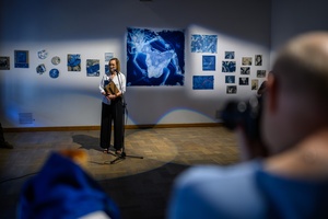 Wystawa: Alchemia obrazu - Paulina Michałek przemawia podczas otwarcia.