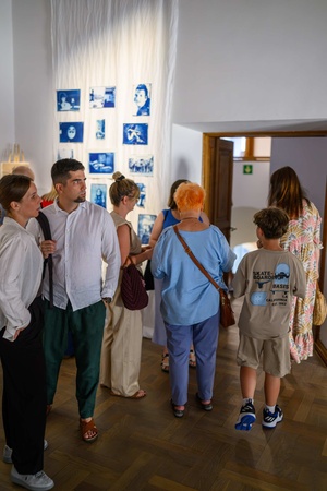 Wystawa: Alchemia obrazu - Publiczność oglądająca wystawę.
