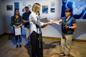 Wystawa: Alchemia obrazu - Wręczanie dyplomów dla autorów w trakcie otwarcia.