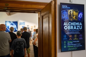 Wystawa: Alchemia obrazu - Publiczność wystawy podczas otwarcia.