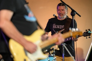 Był Sobie Blues 2026: Śląska Grupa Bluesowa - Na scenie na pierwszym planie grający na gitarze Leszek Winder i grający na basie Mirek Rzepa