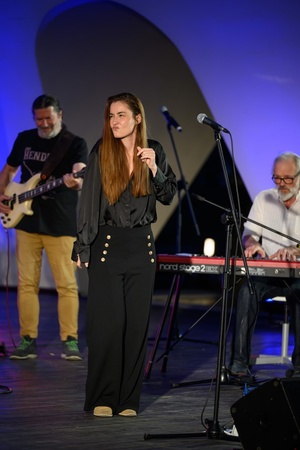 Był Sobie Blues 2026: Śląska Grupa Bluesowa - Na scenie na pierwszym planie wokalistka Agnieszka Łapka, w tle grający na basie Mirek Rzepa i grający na klawiszach Krzysztof Głuch