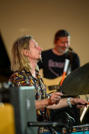Był Sobie Blues 2026: Śląska Grupa Bluesowa - Na scenie na pierwszym  planie grający na perkusji Maks Ziobro, w tle grający na basie Mirek Rzepa