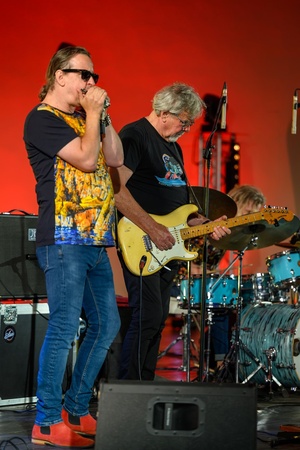 Był Sobie Blues 2026: Śląska Grupa Bluesowa - Na scenie na pierwszym planie grający na harmonijce Michał Kielak, w tle grający na gitarze Leszek Winder