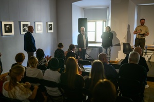 Wystawa: Depresje - Przemowa podczas otwarcia i powitanie autora oklaskami.