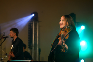 Koncert: Paragrafy i nuty - Zespół StandBy występujący na scenie amfiteatru