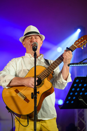 Koncert: Paragrafy i nuty - Wiesław Hudyma występujący na scenie amfiteatru