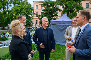 Koncert: Paragrafy i nuty - Publiczność gromadząca się przed koncertem w amfiteatrze