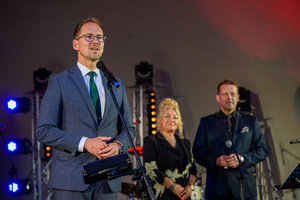 Koncert: Paragrafy i nuty - Prezydent Tarnowa Jakub Kwaśny zapowiadający koncert "Paragrafy i nuty"