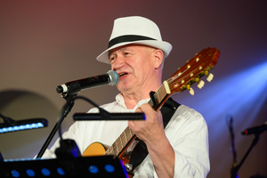Koncert: Paragrafy i nuty - Wiesław Hudyma występujący na scenie amfiteatru
