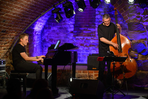 Jazzowa jesień w TCK: Piotr Wyleżoł Trio - Piotr Wyleżoł Trio na scenie Piwnic Tarnowskiego Centrum Kultury