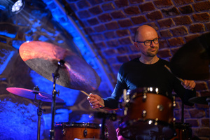 Jazzowa jesień w TCK: Piotr Wyleżoł Trio - Łukasz Żyta grający na perkusji podczas koncertu Piotr Wyleżoł Trio