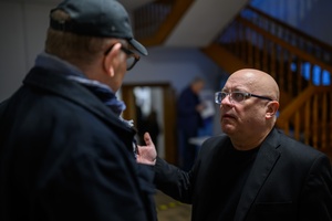 Wystawa: Zrozumie życie - Publiczność oglądająca wystawę.
