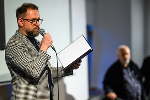 Wystawa: Zrozumie życie - Marcin Dąbek przemawiający podczas otwarcia i zapowiadający spotkanie.
