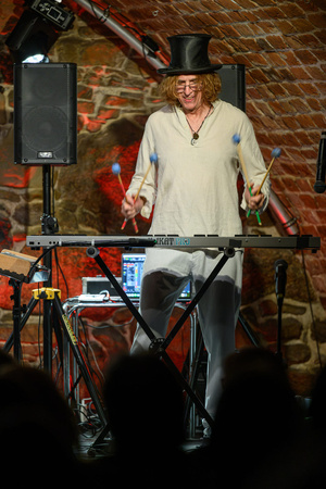 Koncert jazzowy - Bernard Maseli "The Nomads" - Bernard Maseli gra pałeczkami na instrumencie MalletKAT.